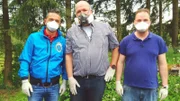 Mauro Corradino (li.), Schimmel-Experte Swen und Stefan (re.) mit Schutzmasken
