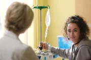 Dr. Kathrin Globisch (Andrea Kathrin Loewig, li.) hat große Probleme mit ihrer pubertierenden Tochter Hanna. Für Kathrin trägt auch Hannas neue Freundin Mika Freitag (Joone Dankou, re.) daran eine Mitschuld. Doch Mika sieht die Dinge sehr anders und hat auch umgedreht einen guten Ratschlag für Kathrin.