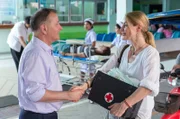 Dr. Roland Heilmann (Thomas Rühmann) begegnet im Krankenhaus von Krabi der schwedischen Ärztin Dr. Helen Larsson (Petra van de Voort).