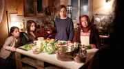 V.l.: Lilly (Emma Helm), Ayda (Pauletta Pollmann), Andrea (Carina Wiese) und Jamilas Mutter (Lilay Huser) kochen zusammen, als plötzlich Jamila mit schlechten Nachrichten hereinstürmt.