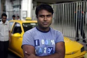 Amanullah ist Taxifahrer, seine größten Feinde sind der Stau und die Rikschafahrer. Er glaubt, dass sie den Verkehr ausbremsen.