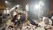 Ein Bodyguard starb beim Bombenanschlag: Sonja Schwarz (Chiara Schoras, Mitte) und Jonas Kerschbaumer (Gabriel Raab, r.) untersuchen den Tatort.