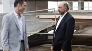 Michael (Jeffrey Donovan, l) glaubt, in Phillip Cowan (Richard Schiff) endlich den Mann gefunden zu haben, der für seine Burn Notice verantwortlich ist.