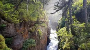Die Pont d'Espagne ist ein Wahrzeichen der Pyrenäen, die die natürliche Grenze zwischen Spanien und Frankreich bilden.