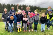 Im Tetenhusener Schulwald unterwegs: Dibaba und die 1. Klasse der Grundschule.