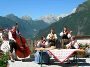 Colle Santa Lucia, Belvedere Grill, Gruppe „Mujiga da bal“.