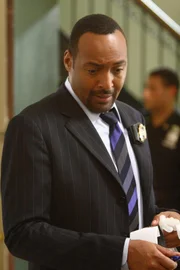 Det. Ed Green ( Jesse L. Martin) ermittelt im Fall eines Ermordeten, der in einer Reality-TV Sendung als Pädophiler geoutet wurde.