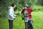 Moni lobt Hubert für seinen sportlichen Fleiß. Von links: Hubert Kirchleitner (Bernhard Ulrich) und Monika Vogl (Christine Reimer).