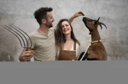 Patrick und Geraldine versuchen, ihr Leben als Influencer:innen und Landwirt:innen unter einen Hut zu bringen. In Klettgau an der Schweizer Grenze nehmen sie ihre Kinder auch mit zur Arbeit auf der Kuhweide.