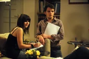 Nina und Flori sind total baff, als Rosi plötzlich ihre Version von Romeo und Julia bedenkenswert findet. Von links: Nina Kreutzer (Andrea Schmitt) und Florian Brunner (Tommy Schwimmer).