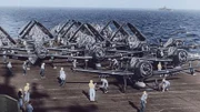 Menschen und Militärflugzeuge auf einem Militärschiff