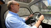 Miguel Herz-Kestranek am Steuer eines Steyr-Babys.
