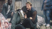 Helen (Nicolette Krebitz) wird nach der Explosion im "Bocca a Bocca" halb bewusstlos von Sascha (Michael Kranz) am Bordstein aufgefunden.