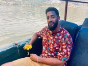 Julien im Boot auf einem See in Ruanda. Dort wird er für seinen Vater ein Ritual abhalten.