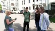 Dustins Eltern Franz und Cornelia (re.) unterstützen ihren Sohn und dessen Familie. Kann Karola (li.) der Familie helfen?