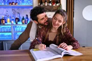 Nathalie (Amrei Haardt) schiebt ihr Geheimnis in einem Liebesmoment mit Matteo (Riccardo Angelini) beiseite.