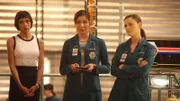Cam (Tamara Taylor, l.), Angela (Michaela Colin, M.) und Brennan (Emily Deschanel) vergleichen verschiedene Indizien, um den tatsächlichen Todeszeitpunkt des unbekannten Toten zu ermitteln.