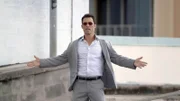 Um das Vertrauen eines wichtigen Informanten zu gewinnen, beweist Michael (Jeffrey Donovan), dass er unbewaffnet ist.