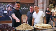Der Trödeltrupp auf dem Basar, wo wild um den besten Preis gefeilscht wird