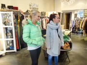 Michaela (l.) sucht zusammen mit Shoppingbegleitung Claudia die perfekte Culotte.