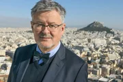 Sir Christopher Clark vor der Athener Akropolis.
