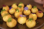 Lucie hat ihre Kartoffelklöße mit der Sauce Rouille, einer klassischen französischen Sauce mit Safran, gefüllt.