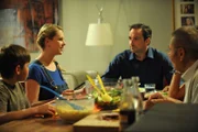 Familie Preissinger bespricht beim gemeinsamen Essen die Neuigkeiten. Von links: Christian (Marinus Kaffl), Yvonne (Alexa Eilers), Mike (Harry Blank), Trixi (Doreen Dietel) und Alois Preissinger (Erich Hallhuber sen.).