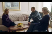 Die Eltern (Selma Alispahić, re., und Emir Hadžihafizbegović, Mi.) des verstorbenen Schülers zeigen Nevena (Jasna Đuričić, li.) ein Video, das zeigt, wie Nevenas Sohn Dino ihr Kind drangsaliert.