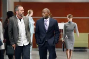 Foreman (Omar Epps, r.) glaubt nicht, dass House (Hugh Laurie, l.) es schafft, sein komplettes Team zurückzuholen ...