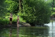Nina und Flori können kaum fassen, was sie da im Weiher gesehen haben. Von links: Nina Kreutzer (Andrea Schmitt) und Florian Brunner (Tommy Schwimmer).