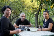 Familie Malcic beim Essen in ihrem Garten.
