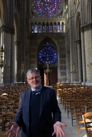 Sir Christopher Clark steht in der geschichtsträchtigen Kathedrale von Reims: Krönungsort der französischen Könige, Kapitulationsort der deutschen Wehrmacht, Versöhnungsstätte von De Gaulle und Adenauer.