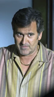 Für einen wichtigen Fall gibt sich Sam (Bruce Campbell) als persönlicher Bodyguard aus.