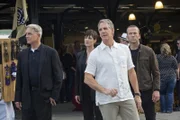 Endlich dürfen sie wieder einen Fall gemeinsam lösen: Gibbs (Mark Harmon, l.) und sein Ex-Kollege Pride (Scott Bakula, 2.v.r.) zusammen mit Prides Mitarbeitern Merri (Zoe McLellan, 2.v.l.) und Lasalle (Lucas Black, r.).