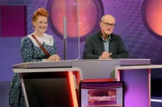 Entertainerin Enie van de Meiklokjes und Telefonschreck Bodo Bach sind ein eingespieltes Team beim Wissensquiz "Meister des Alltags" - zum Mitraten und clever Tipps und Tricks Kennenlernen.