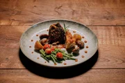 Hauptspeise: Omas Rouladen vom Schwein und Rind, dazu fermentierte Ofenkartoffeln.
