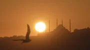 Istanbul ist laut, chaotisch, und viel zu klein für seine knapp 20 Millionen Bewohner. ZDF-Korrespondentin Phoebe Gaa nimmt die Zuschauenden mit in die Dämmerung des Abends und endet früh morgens, wenn die meisten Menschen ausgeschlafen zur Arbeit gehen. Nachts zeigen sich die großen Veränderungen, die die Megacity gerade durchmacht: die Wirtschaftskrise schlägt den Menschen aufs Gemüt, die Armut steigt stetig und die Partyszene spürt die politisch verordnete Islamisierung deutlich. Der Film begleitet Menschen, die ihr Glück trotzdem in der Stadt suchen, die sie lieben und deren einstige Weltoffenheit sie bewahren wollen.