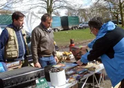 Jörg (2.v.li.) steht gemeinsam mit dem Trödelprofi Antoine Richard (li.) auf dem Flohmarkt
