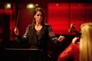 Dirigentin Femke de Haan (Eva Marie de Waal) bremst die Ermittlungen aus.