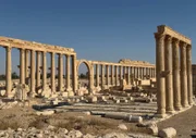 Die Wüstenstadt Palmyra, auch Tadmor genannt, erlebte ihre Blütezeit im 1. Jahrhundert nach Christus. Sie galt als wichtigste Station auf der Karawanenstraße von Damaskus zum Fluss Euphrat.