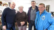 Von links: Utz-Dirk Adam, Gerda, Ingo und Trödelexperte Otto Schulte. Gerda (70) und ihr Sohn Ingo (46), die auf dem Hof einen Betrieb führen, schämen sich, wenn Kunden in ihren Laden kommen. Jetzt muss sich Utz also von seinen motorisierten Schätzen trennen.