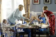 Mit vier Kindern, davon 3 hyperaktiven und einem sexwütigen Göttergatten, der kaum zu Hause ist, bewegt sich Lynette (Felicity Huffman, 2.v.l.) täglich am Rande des Wahnsinns ... Mit vier Kindern, davon 3 hyperaktiven und einem sexwütigen Göttergatten, der kaum zu Hause ist, bewegt sich Lynette (Felicity Huffman, 2.v.l.) täglich am Rande des Wahnsinns ...