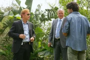 Horatio (David Caruso, li.) und Det. Tripp (Rex Linn, 2.v.re.) untersuchen den Mord an zwei Männern, die in den Everglades gefunden wurden. Die Brutalität, mit der vorgegangen wurde, trägt die Handschrift der Russenmafia.