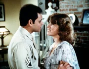 Es dauert nicht lange und Mary Ellen (Judy Taylor, r.) verliebt sich in Eddie (Enrique Castillo, l.) ...