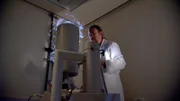 Dr. Gutkin analysiert die gekreuzigte Hand in einem Elektronenmikroskop.