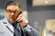 Oliver Platt als Dr. Daniel Charles