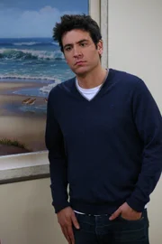 Weil Cassie ihm so auf die Nerven geht, will Ted (Josh Radnor) flüchten und sich einen Leuchtturm in der Gegend anschauen. Doch der Hotelportier will ihn nicht ohne Begleitung hingehen lassen, weil der Leuchtturm einfach zu romantisch ist ...