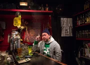 Barkeeper im Tokyoter Rotlichtviertel Golden Gai (Yugo Matsuzaki).