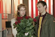 Rote Rosen! Lisa (Alexandra Neldel, l.) gerät durch den von Jürgen (Oliver Bokern, r.) inszenierten Blumengruß in Verlegenheit.