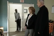 Um einen Fall lösen zu können, braucht Gibbs (Mark Harmon, r.) Hilfe von Davis (Taye Diggs, l.). Dieser ist jedoch nicht bereit zu helfen. Doch Grace (Laura San Giacomo, M.) steht Gibbs zur Seite, um ihn umzustimmen ...